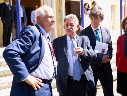 Josep Borrell; el presidente de Cantabria, Miguel Ángel Revilla, y el rector de la Universidad Internacional Menéndez Pelayo, Carlos Andradas, en el Paraninfo de La Magdalena, ayer.