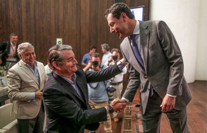 El presidente de la Junta, Juan Manuel Moreno, saluda al nuevo consejero de Presidencia, Antonio Sanz, tras anunciar la composición de su nuevo Gobierno.