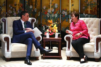 El presidente del Gobierno, Pedro Sánchez, y la directora gerente del Fondo Monetario Internacional, Kristalina Georgieva, durante su encuentro este jueves en Boao.