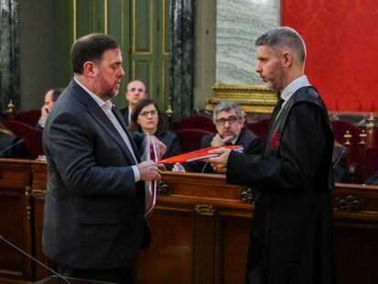 El exvicepresidente de la Generalitat Oriol Junqueras y su abogado, Andreu Van den Eynde, en el Supremo durante el juicio del procés en 2019.
