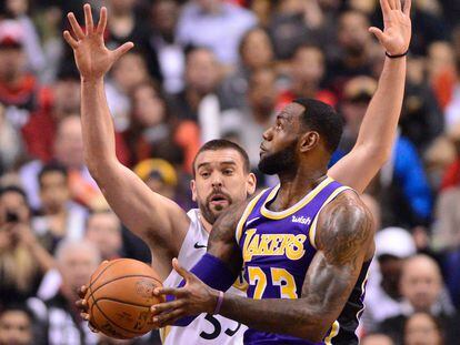 Marc Gasol defiende a LeBron James en un Toronto-Lakers en marzo de 2019.