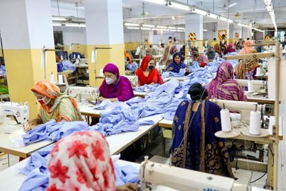 Trabajadoras en una fábrica de ropa en medio de la jornada laboral en Dhaka, Bangladesh, en mayo de 2020.