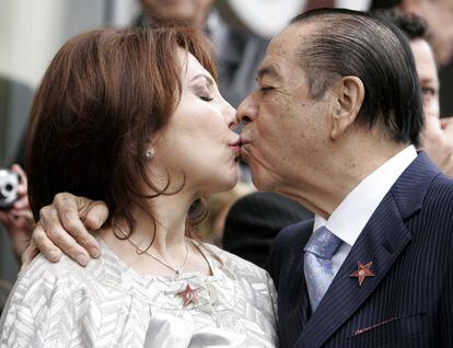 El cantante besa a su esposa Leslie durante la celebración de su estrella en en el Paseo de la Fama de Hollywood.