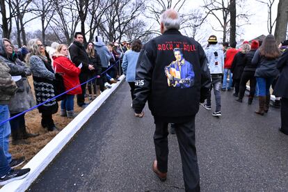 Fans e invitados se han mezclado en Memphis con la familia de la difunta Lisa Marie. Al servicio funeral han acudido su madre, Priscilla, su hermano (hijo de Priscilla) Navarone Garibaldi, su exmarido Michael Lockwood, y sus tres hijas, la mayor, la actriz Riley Keough, de 33 años, y las gemelas de 14 años Finley y Harper, así como la última novia de su hijo Benjamin, Diana Jay.