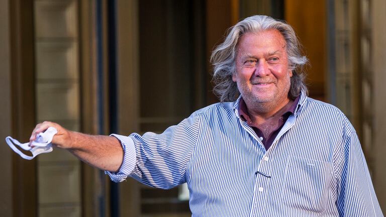 El exasesor de la Casa Blanca Steve Bannon abandona la Corte Federal en Nueva York el pasado 20 de agosto tras haber sido puesto en libertad bajo fianza acusado de presunto fraude.