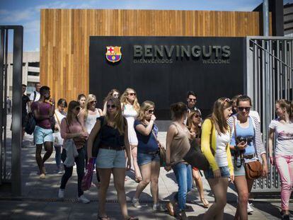 Un grupo de turistas en el museo del F. C. Barcelona.