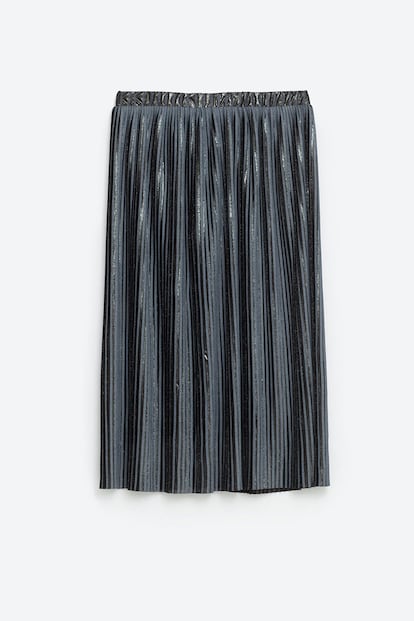 Los metalizados continúan con fuerza en otoño. Buena prueba de ello es esta falda plisada midi. En la web de Zara la talla s ya está agotada. Si la quieres, vuela. (17,95 euros)