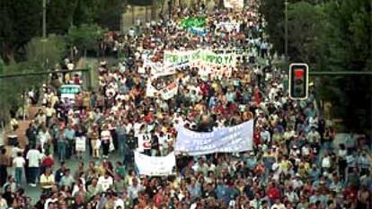 Vista general de la manifestación que ayer recorrió las calles de Murcia en demanda de un Segura limpio.
