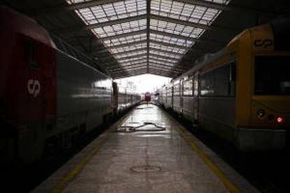 La estación de Santa Apolonia permanece vacía durante la huelga de trenes ayer Lisboa (Portugal). EFE/Archivo