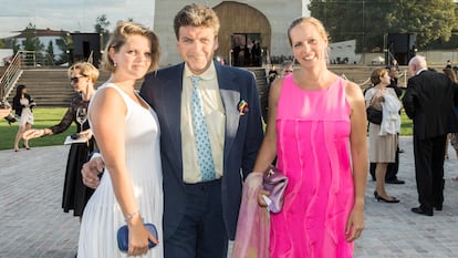Benjamin de Rothschild con su esposa Ariane y, a la izquierda, la hija de ambos Noémie en Pauillac, Francia en 2013.