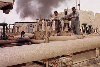 Trabajadores iraquíes se esfuerzan en mantener en servicio un oleoducto cercano a la refinería de Belji.