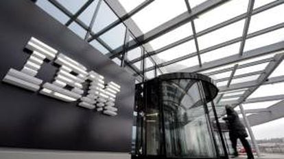Los resultados de IBM, publicados tras el cierre de la sesión, quedaron por debajo de los pronósticos de los inversores y sus acciones, que habían cerrado con un descenso del 0,87 %, caían en las operaciones electrónicas otro 3,55 %. EFE/Archivo