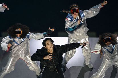 El cantante Jung Kook, integrante del grupo surcoreano BTS, interpretó 'Dreamers', canción incluida en la banda sonora oficial del Mundial de Qatar 2022.