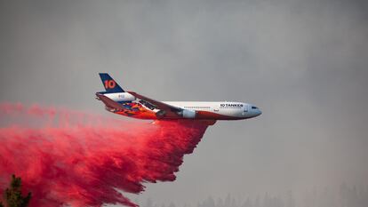 Un avión DC-10 deja caer retardante sobre el incendio Bootleg en el sur de Oregón, en una imagen del 15 de julio.