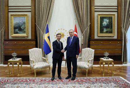 Ulf Kristersson (à esquerda) e Recep Tayyip Erdogan, em novembro no Palácio Presidencial em Ancara.
