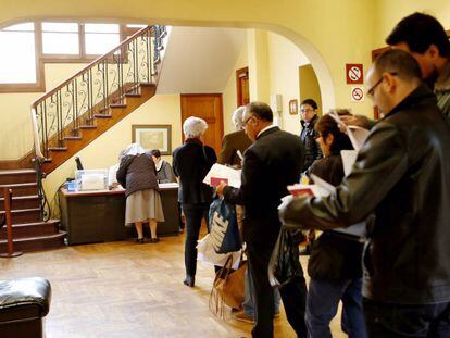 Un grupo de electores hace cola para votar en el consulado general de España en Lima (Perú).