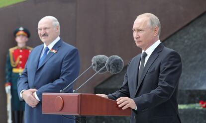 El presidente ruso, Vladímir Putin, asiste a la inauguración de un monumento por las víctimas soviéticas de la II Guerra Mundial, junto a su homólogo bielorruso, Aleksandr Lukashenko, en Tver, Rusia, el 30 de junio.