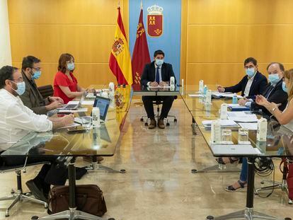 El jefe del Ejecutivo murciano, Fernando López Miras, ha presidido esta mañana en el palacio de San Esteban la reunión del comité de seguimiento covid-19.