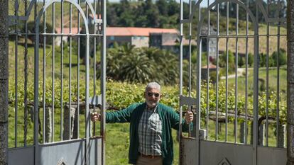 Laureano Oubiña tras salir de la cárcel, delante del Pazo de Baión, en Vilanova de Arousa (Pontevedra).