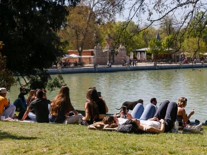 Varios jóvenes disfrutan de una mañana soleada en el Parque del Retiro de Madrid, el pasado mes de marzo.