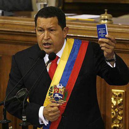 El presidente de Venezuela, Hugo Chávez, muestra un ejemplar de la Constitución en la Asamblea Nacional en 2007.
