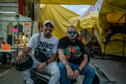 Jorman Ramírez y Wisin posan para una foto mientras el tianguis (mercado) de Tepito va cerrando sus locales. La familia de Penélope viene de una tradición de comerciantes, su abuela fue una de las fundadoras de Tepito.