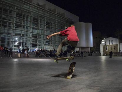 Un 'skater' a la plaça del Macba.