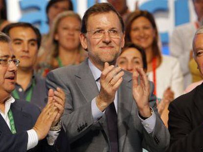 El presidente, Mariano Rajoy, entre el nuevo l&iacute;der del PP andaluz, Juan Ignacio Zoido (izquierda) y el anterior, Javier Arenas. 