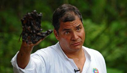 El Presidente Rafael Correa enseñando su mano manchada de petróleo.