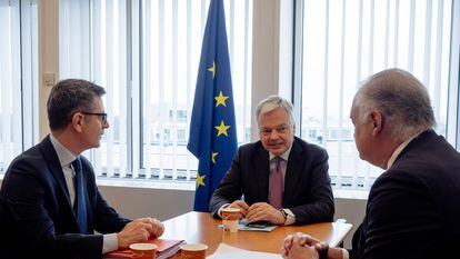 El comisario Reynders, entre los representantes del PSOE, el ministro de Justicia, Félix Bolaños (a la izquierda), y del PP, Esteban González Pons, el 13 de marzo en Estrasburgo en una de sus reuniones para desbloquear la renovación del CGPJ, en una imagen de la Comisión Europea.