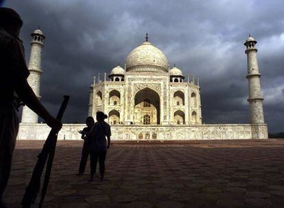 Cielo de tormenta sobre el Taj Mahal, que aparece custodiado por dos policías