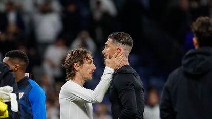 Luka Modric (i) saluda a Sergio Ramos al final del partido.