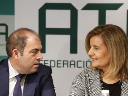 Lorenzo Amor, presidente de la Federaci&oacute;n de aut&oacute;mos con la ministra de Empleo y Seguridad Social, F&aacute;tima B&aacute;&ntilde;ez. 