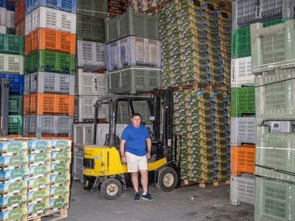 José Luis Montero, en su almacén de Villaconejos, rodeado de cajas de melones vacías.