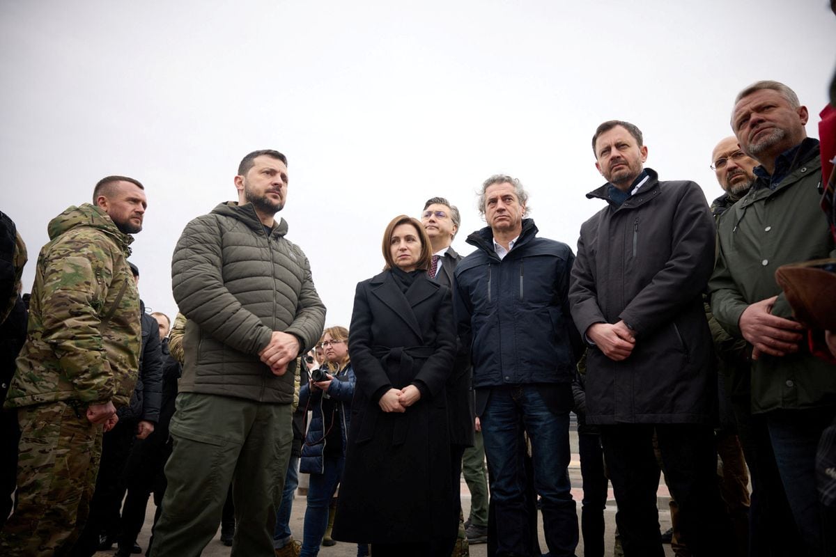 El presidente ucranio, Volodímir Zelenski, junto a los jefes de Estado y de Gobierno de Eslovenia, Moldavia, Croacia y Eslovaquia, en el primer aniversario de la liberación de Bucha.