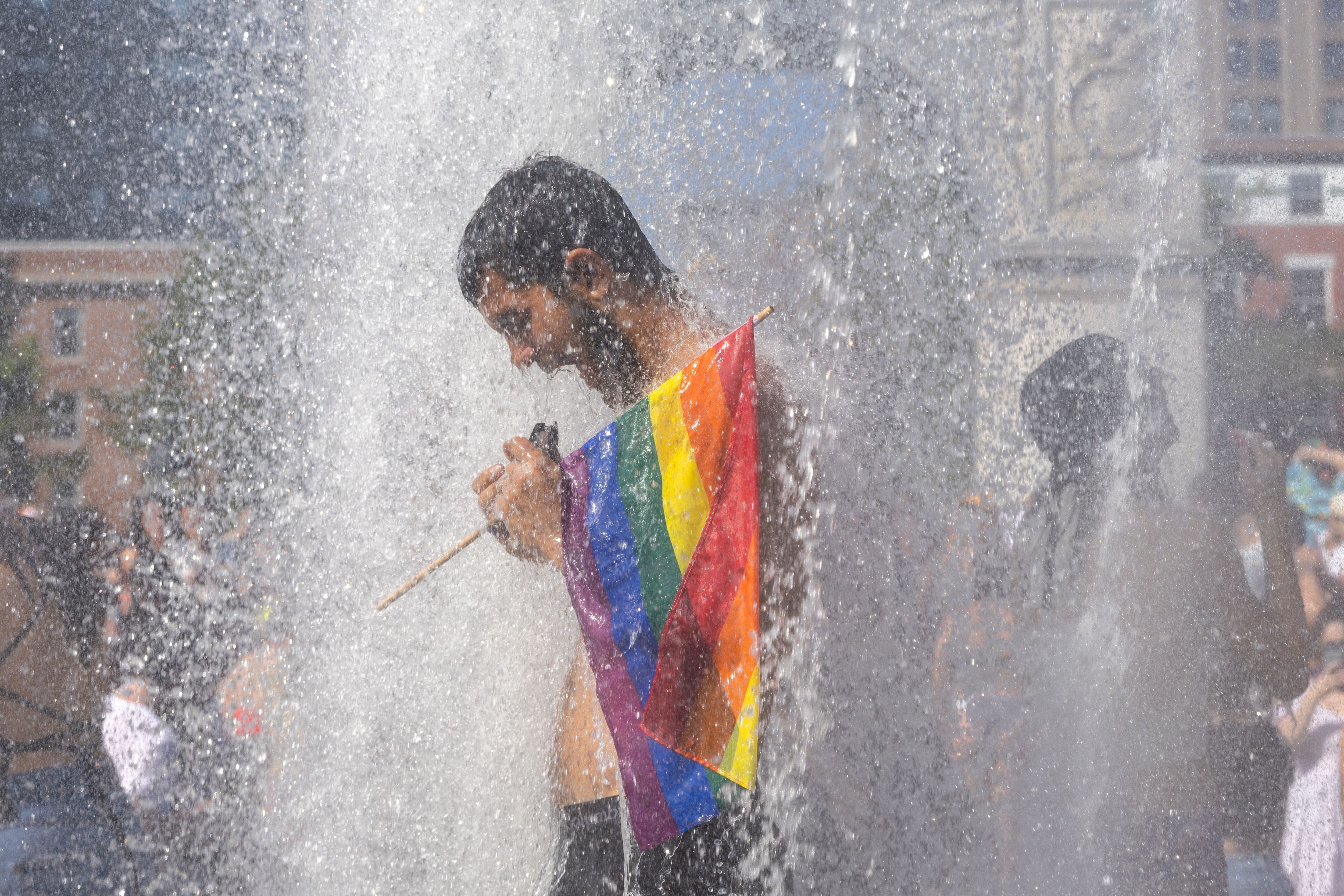 Un hombre se refresca en una fuente durante la Queer Liberation March (marcha de la liberación marica) de Nueva York, que se celebró el domingo 26 de junio.