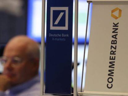 Banderolas de Deutsche Bank y Commerzbank en la Bolsa de Fr&aacute;ncfort.