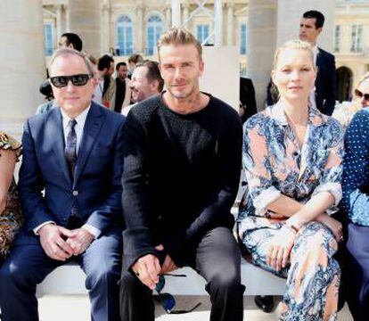 Michael Burke, David Beckham y Kate Moss en el desfile de Louis Vuitton en París.