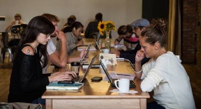 Grupo de jóvenes trabajando en un café de Detroit.