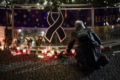 Una mujer enciende una vela en el árbol de Navidad cerca de la Plaza de Brandenburgo, en memoria por las víctimas del atentado, este martes.