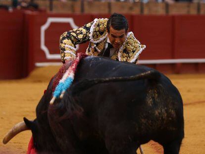 José María Manzanares entrando a matar en su segundo toro.