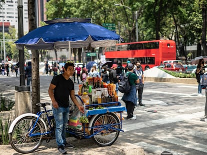 Un vendedor ambulante en su triciclo en la Avenida Reforma de la Ciudad de México.