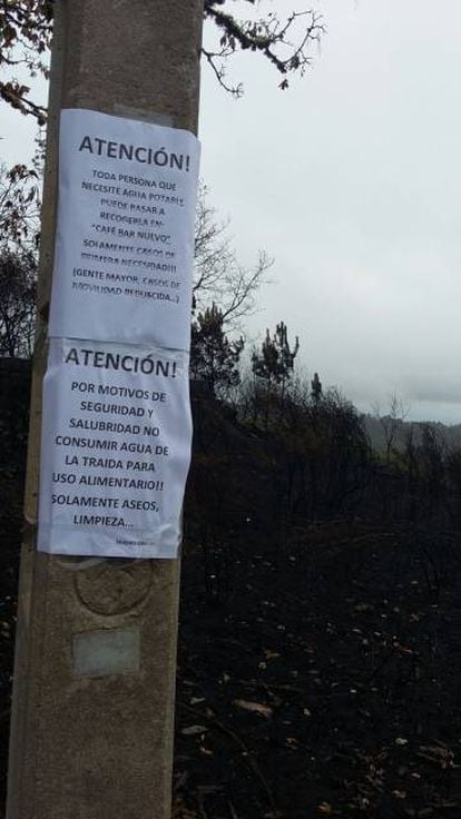 Carteles en Carballeda de Avia tras los incendios de octubre.