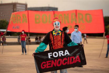 Manifestantes protestan contra la dictadura militar y el Gobierno del presidente de Brasil Jair Bolsonaro este miércoles en Brasilia (Brasil).