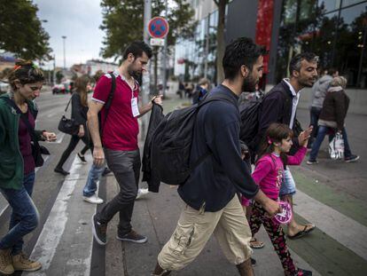 Un grupo de migrantes caminan hacia la estación de trenes de Viena, Austria, en septiembre de 2015.