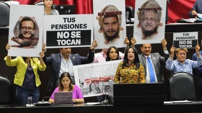 Un grupo de diputados de oposición protestan durante el debate sobre la reforma a las Afores, el 22 de abril.