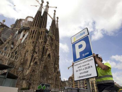 El Ayuntamiento pone en marcha un dispositivo cuyo fin es alejar de la Sagrada Familia los autocares turísticos.