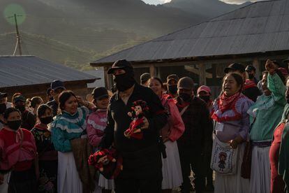 Una comunidad de mujeres otomíes regala dos muñecas zapatistas el capitán Marcos. 