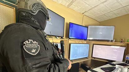 Un policía estatal dentro de uno de los centros de videovigilancia.