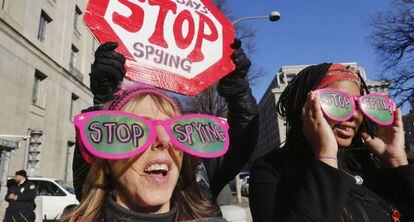 Activistas en favor de los derechos civiles piden el fin del espionaje de la NSA en Washington.